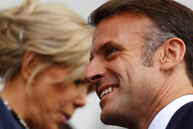 Presiden Prancis Emmanuel Macron bersama istrinya Brigitte Macron menghadiri upacara pembukaan Olimpiade Paris 2024 di Paris, Prancis, Sabtu (27/7/2024).  Foto: Phil Noble/Pool via Reuters