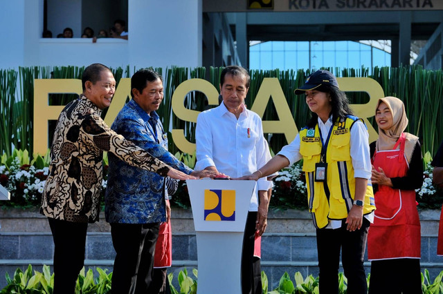 Presiden Jokowi meresmikan rehabilitasi Pasar Jongke, Solo, Sabtu (27/7). Foto: Dok. Humas Pemkot Solo