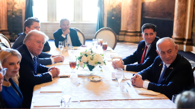 Kandidat calon presiden dari Partai Republik sekaligus mantan Presiden AS, Donald Trump berbincang dengan Perdana Menteri Israel Benjamin Netanyahu saat pertemuan di Palm Beach, Florida, Amerika Serikat, Jumat (26/7/2024).  Foto: Alex Brandon/AP Photo