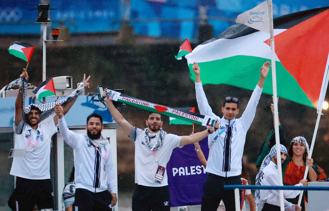 Kontingen Palestina mengikuti defile dengan menaiki kapal menyusuri sungai Seine saat pembukaan Olimpiade Paris 2024 di Paris, Prancis, Kamis (26/7/2024). Foto: Eloisa Lopez/REUTERS