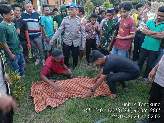 Polisi mengevakuasi jenazah yang dibunuh oleh temannya akibat teka-teki ayam atau telur. Foto: dok. Polres Muna