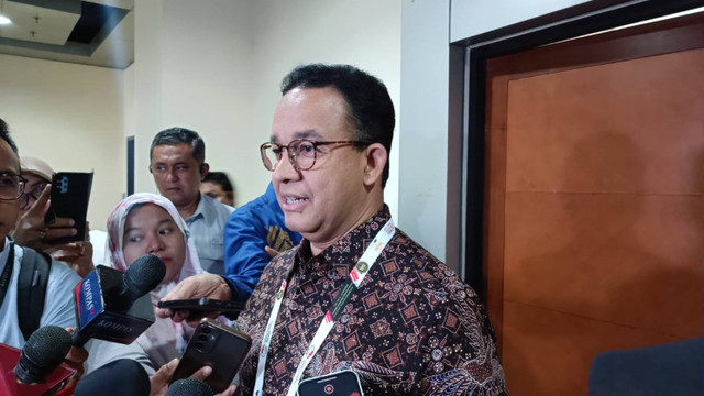 Anies Baswedan menjawab pertanyaan wartawan usai menghadiri Munas Ikatan Keluarga Pahlawan Nasional Indonesia ke-IV di Kemenhan RI, Jakarta, Sabtu (27/7/2024).  Foto: Fadlan Nuril Fahmi/kumparan