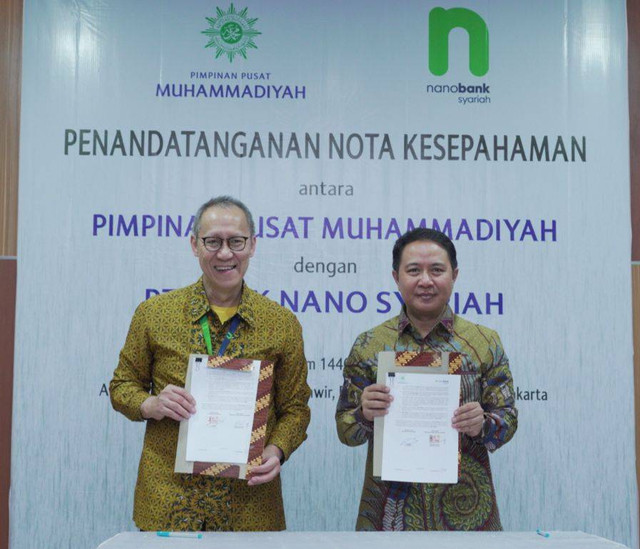 Direktur Utama Nanobank Syariah, Halim, dan Bendahara Umum PP Muhammadiyah, Hilman Latief, di Gedung PP Muhammadiyah, Jakarta Foto: Nanobank Syariah