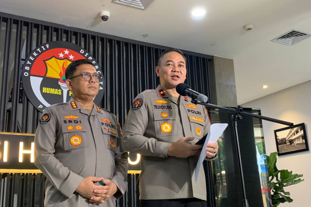 Karo Penmas Divisi Humas Polri Brigjen Pol Trunoyudo Wisnu Andiko menyampaikan keterngan pers di kantor Divisi Humas Mabes Polri, Jakarta, Sabtu (27/4/2024).  Foto: Luthfi Humam/kumparan