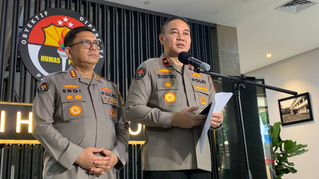 Karo Penmas Divisi Humas Polri Brigjen Pol Trunoyudo Wisnu Andiko menyampaikan keterngan pers di kantor Divisi Humas Mabes Polri, Jakarta, Sabtu (27/4/2024).  Foto: Luthfi Humam/kumparan