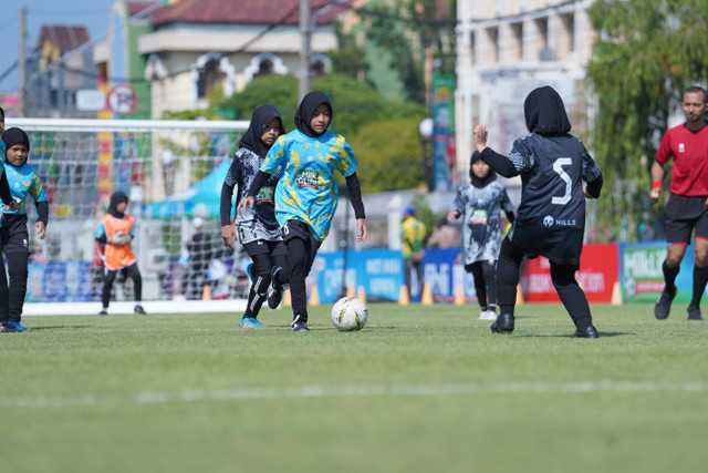 Tim sepakbola putri Sekolah Dasar dan Madrasah Ibtidaiyah Solo KU 10 mengikuti pertandingan MilkLife Soccer Challenge Solo Series 1 2024 di Lapangan Kota Barat. Foto: Aji Nugrahanto/kumparan