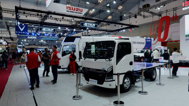 Isuzu ELF EV yang dipamerkan di GIIAS 2024. Foto: Fitra Andrianto/kumparan