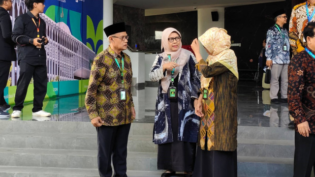 Ketum PP Muhammadiyah Haedar Nashir usai mengantar Jusuf Kalla di acara Konsolidasi Nasional Muhammadiyah di UNISA Yogyakarta di Kabupaten Sleman, Sabtu (27/7) Foto: Arfiansyah Panji Purnandaru/kumparan