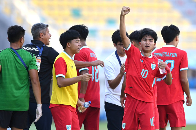 Sejumlah pesepak bola Timnas Thailand berselebrasi usai terjadi gol bunuh diri ke gawang Timnas Australia dalam pertandingan semifinal Piala AFF U-19 di Stadion Gelora Bung Tomo, Surabaya, Jawa Timur, Sabtu (27/7/2024). Foto: Sigid Kurniawan/ANTARA FOTO 