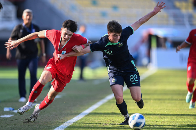 Pesepak bola Timnas Thailand Caelan Tanadon Ryan berebut bola dengan pesepak bola Timnas Australia Dylan Paul Leonard dalam pertandingan semifinal Piala AFF U-19 di Stadion Gelora Bung Tomo, Surabaya, Jawa Timur, Sabtu (27/7/2024). Foto: Sigid Kurniawan/ANTARA FOTO 