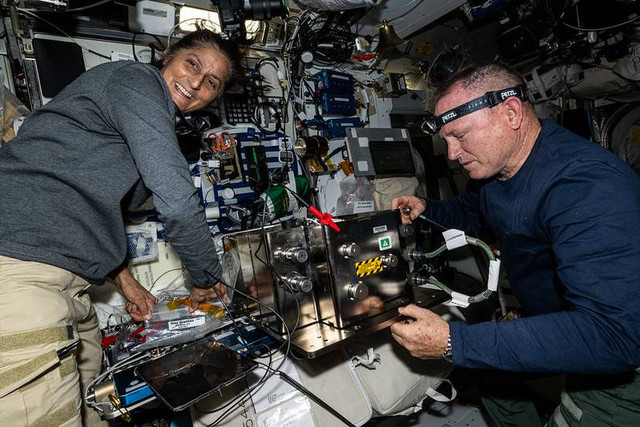 Sunita Williams dan Butch Wilmore di Stasiun Luar Angkasa Internasional (ISS). Jadwal pulang mereka ke Bumi belum diketahui. Foto: NASA/Boeing