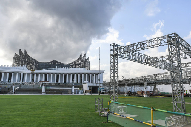 Pekerja memasang tenda untuk upacara HUT RI di Lapangan Upacara Istana Kepresidenan IKN, Penajam Paser Utara, Kalimantan Timur, Sabtu (27/7/2024).  Foto: Hafidz Mubarak A/Antara Foto 