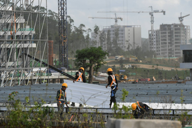 Pekerja memasang tenda untuk upacara HUT RI di Lapangan Upacara Istana Kepresidenan IKN, Penajam Paser Utara, Kalimantan Timur, Sabtu (27/7/2024). Foto: Hafidz Mubarak A/Antara Foto 