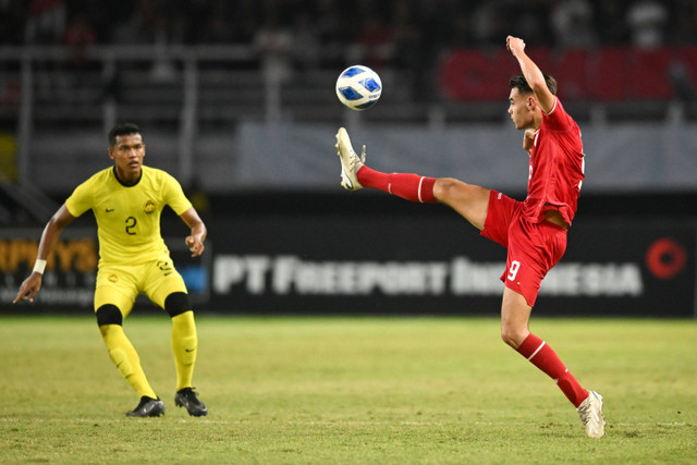 Pesepak bola Timnas Indonesia Jens Raven menendang bola dengan dikawal pesepak bola Timnas Malaysia Muhamad Ridzwan Bin Rosli dalam pertandingan semifinal Piala AFF U-19 di Stadion Gelora Bung Tomo, Surabaya, Jawa Timur, Sabtu (27/7/2024). Foto: Sigid Kurniawan/ANTARA FOTO 