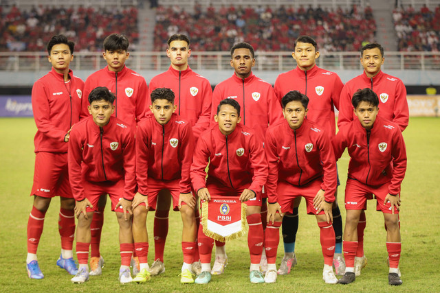 Sebelas pesepak bola Timnas Indonesia berpose ke arah kamera wartawan sebelum bertanding melawan Timnas Indonesia dalam pertandingan semifinal Piala AFF U-19 di Stadion Gelora Bung Tomo, Surabaya, Jawa Timur, Sabtu (27/7/2024). Foto: Rizal Hanafi/ANTARA FOTO