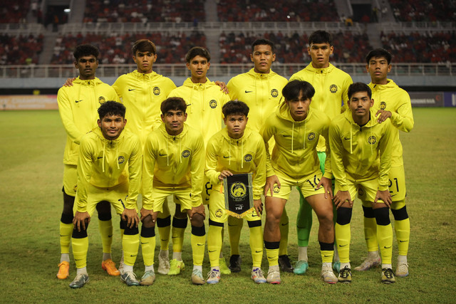 Sebelas pesepak bola Timnas Malaysia berpose ke arah kamera wartawan sebelum bertanding melawan Timnas Indonesia dalam pertandingan semifinal Piala AFF U-19 di Stadion Gelora Bung Tomo, Surabaya, Jawa Timur, Sabtu (27/7/2024). Foto: Rizal Hanafi/ANTARA FOTO