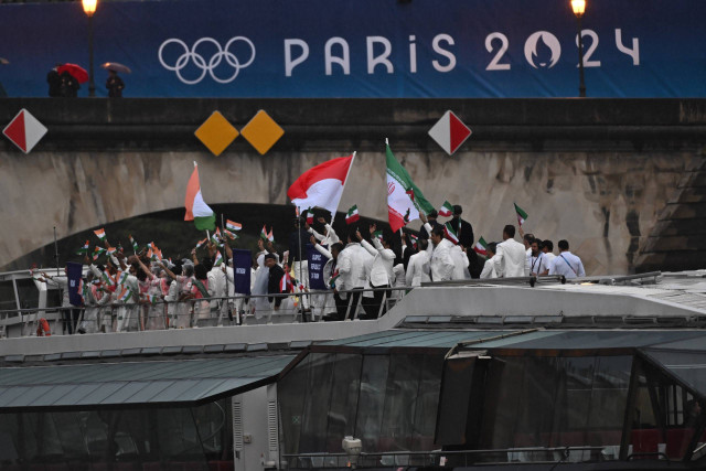 Kontingen Indonesia saat defile pembukaan Olimpiade Paris 2024 di Sungai Seine, Prancis, pada Sabtu (27/7) dini hari WIB. Foto: Wahyu Putro A/ANTARA