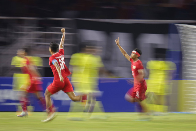 Pesepak bola Timnas Indonesia Muhammad Alfharezzi Buffon (kanan) berselebrasi dengan rekan-rekannya usai membobol gawang Timnas Malaysia dalam pertandingan semifinal Piala AFF U-19 di Stadion Gelora Bung Tomo, Surabaya, Jawa Timur, Sabtu (27/7/2024). Foto: Rizal Hanafi/ANTARA FOTO