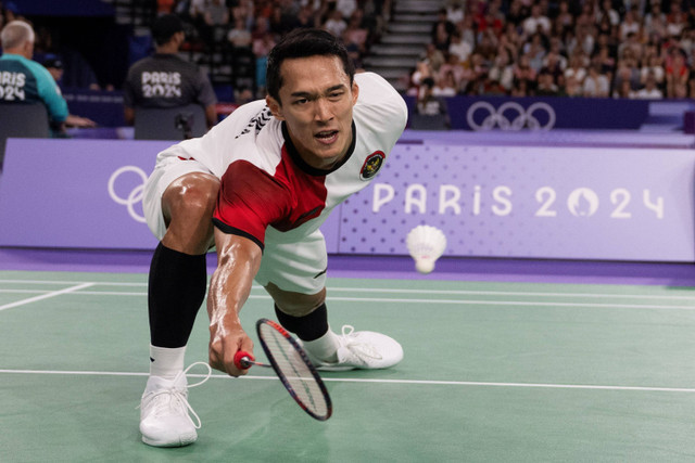 Pebulu tangkis tunggal putra Indonesia Jonatan Christie berusaha mengembalikan kok ke arah pebulu tangkis Belgia Julien Bel Carraggi pada babak penyisihan Grup L Olimpiade Paris 2024 di Porte De La Chapella Arena, Paris, Prancis, Sabtu (27/7/2024). Foto: Wahyu Putro A/ANTARA FOTO