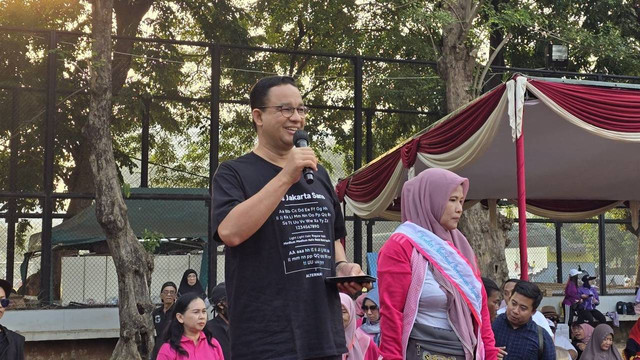 Anies Baswedan menghadiri acara Koalisi Nasional Perempuan Indonesia di Lapangan Banteng, Jakarta Pusat, Minggu (28/7/2024). Foto: Haya Syahira/kumparan