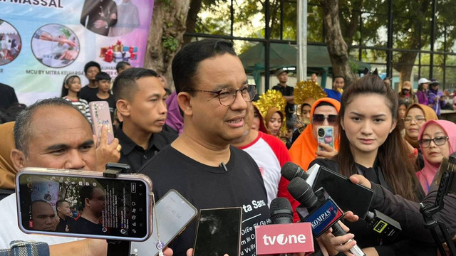 Anies Baswedan menghadiri acara Koalisi Nasional Perempuan Indonesia di Lapangan Banteng, Jakarta Pusat, Minggu (28/7/2024). Foto: Haya Syahira/kumparan