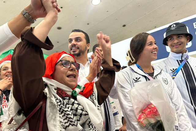 Atlet Palestina tiba jelang Olimpiade Paris 2024 di bandara Paris Charles de Gaulle, di Roissy, Prancis, Kamis (25/7/2024). Foto: Megan Janetsky/AP PHOTO