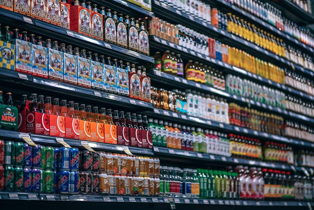 Pemasaran minuman berpemanis dalam kemasan melalui rak etalase (Sumber: https://pixabay.com/).