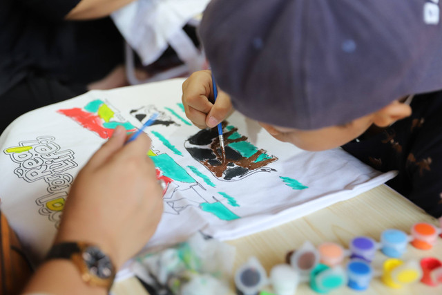 Suasana Workshop MilkLife Kreasi Seru Totebag pada hari kedua Festival Hari Anak 2024 di Taman Anggrek, Kawasan Gelora Bung Karno, Jakarta, Minggu (28/7/2024). Foto: Iqbal Firdaus/kumparan