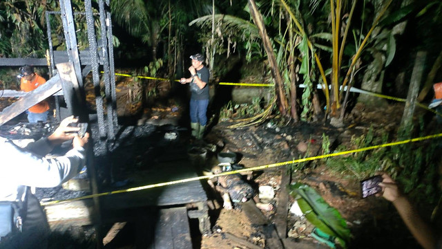 Rumah warga di Sungai Pinyuh yang habis terbakar. Pemilik rumah meninggal dunia. Kebarakan diduga dari lilin yang dinyalakan korban. Foto: Muhammad Zain/Hi!Pontianak