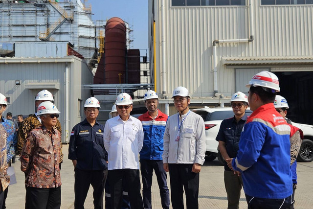 Menteri ESDM Arifin Tasrif dan Kepala SKK Migas Dwi Soetjipto meresmikan penyaluran perdana gas bumi ke PT KCC Glass Indonesia di Kawasan Industri Terpadu Batang (KITB), Jumat (26/7/2024). Foto: PGN