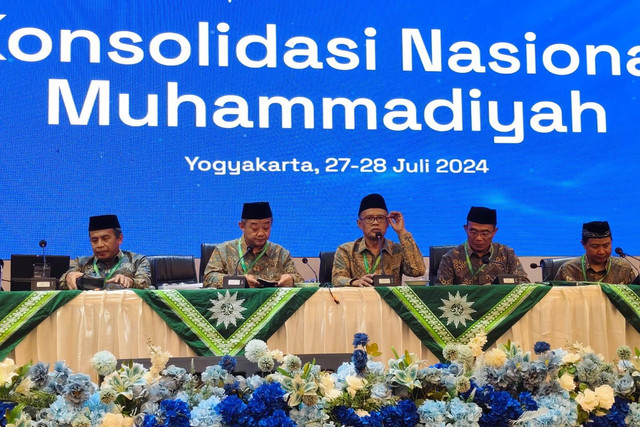 Pimpinan Pusat Muhammadiyah menggelar konferensi pers usai Konsolidasi Nasional Muhammadiyah di Universitas 'Aisyiyah Yogyakarta (Unisa), Kabupaten Sleman, Minggu (28/7/2024). Foto: Arfiansyah Panji Purnandaru/kumparan