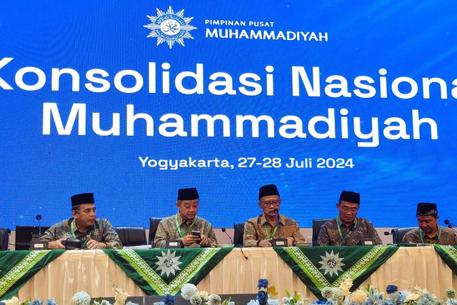 Pimpinan Pusat Muhammadiyah menggelar konferensi pers usai Konsolidasi Nasional Muhammadiyah di Universitas 'Aisyiyah Yogyakarta (Unisa), Kabupaten Sleman, Minggu (28/7/2024). Foto: Arfiansyah Panji Purnandaru/kumparan