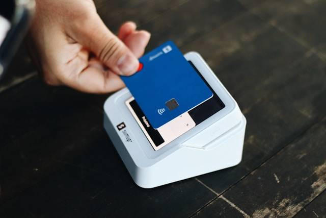 JakCard untuk Transportasi. Foto hanya ilustrasi, bukan yang sebenarnya. Sumber: Unsplash/Nathana Rebouças