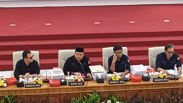 Rapat Pleno Terbuka Rekapitulasi Hasil Penghitungan Perolehan Suara Tingkat Nasional serta Penetapan Hasil Pemilu Serentak Tahun 2024 Pasca Pelaksanaan Putusan Mahkamah Konstitusi di Kantor KPU RI pada Minggu (28/7).  Foto: Rachmadi Rasyad/kumparan