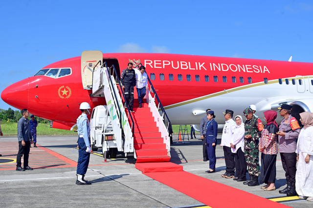 Presiden Joko Widodo didampingi Ibu Iriana Joko Widodo tiba di Bandara Internasional Sultan Aji Muhammad Sulaiman Sepinggan, Kota Balikpapan, Kalimantan Timur, Minggu (28/7/2024). Foto: Muchlis Jr/Biro Pers Sekretariat Presiden