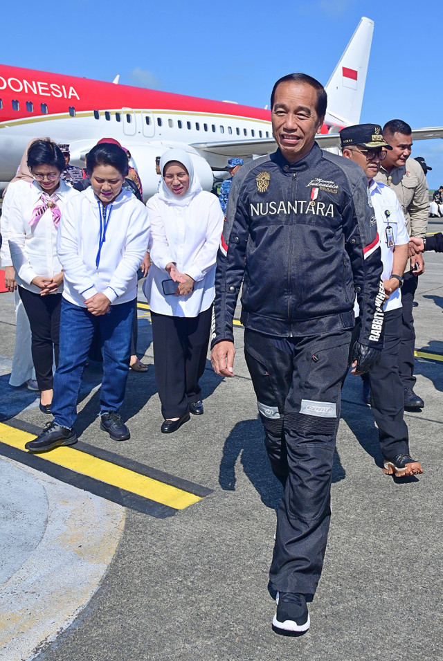 Presiden Joko Widodo didampingi Ibu Iriana Joko Widodo tiba di Bandara Internasional Sultan Aji Muhammad Sulaiman Sepinggan, Kota Balikpapan, Kalimantan Timur, Minggu (28/7/2024). Foto: Muchlis Jr/Biro Pers Sekretariat Presiden