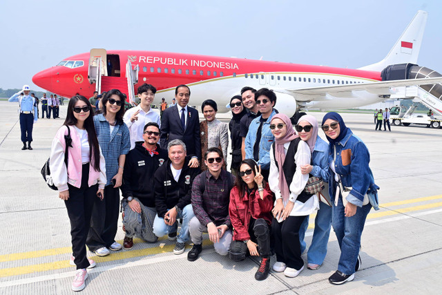 Presiden Joko Widodo didampingi Ibu Iriana Joko Widodo tiba di Bandara Internasional Sultan Aji Muhammad Sulaiman Sepinggan, Kota Balikpapan, Kalimantan Timur, Minggu (28/7/2024). Foto: Muchlis Jr/Biro Pers Sekretariat Presiden