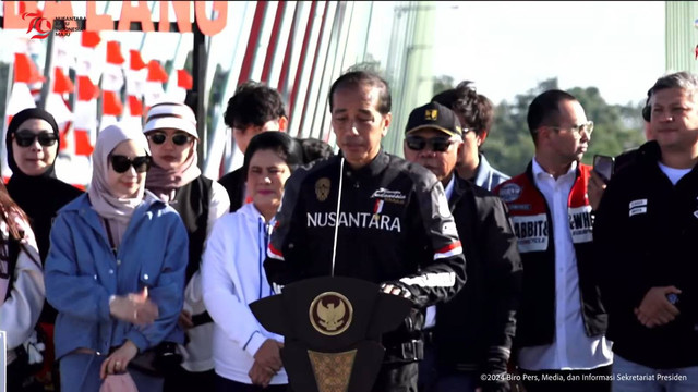 Presiden Joko Widodo meresmikan jembatan Pulau Balang, Kabupaten Penajam Paser Utara, Minggu (28/7/2024). Foto: YouTube/Sekretariat Presiden