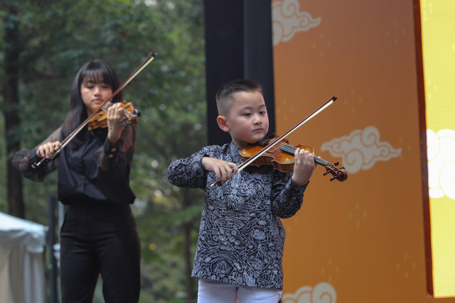 Penampilan Liam Ian Gunawan pada hari kedua Festival Hari Anak 2024 di Taman Anggrek, Kawasan Gelora Bung Karno, Jakarta, Minggu (28/7/2024). Foto: Syawal Febrian Darisman/kumparan