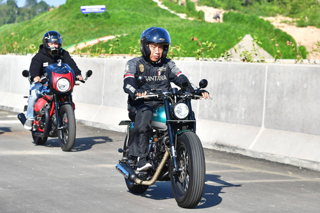 Presiden Joko Widodo mengendarai motor saat tiba untuk meresmikan jembatan Pulau Balang, Kabupaten Penajam Paser Utara, Minggu (28/7/2024). Foto: Muchlis Jr/Biro Pers Sekretariat Presiden