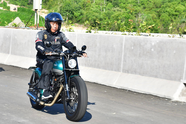 Presiden Joko Widodo mengendarai motor saat tiba untuk meresmikan jembatan Pulau Balang, Kabupaten Penajam Paser Utara, Minggu (28/7/2024). Foto: Muchlis Jr/Biro Pers Sekretariat Presiden