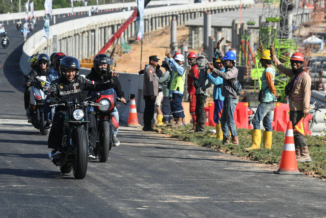 Presiden Joko Widodo mengendarai motor melewati Jalan Tol IKN di Balikpapan, Kalimantan Timur, Minggu (28/7/2024).  Foto: Hafidz Mubarak A/ ANTARA FOTO