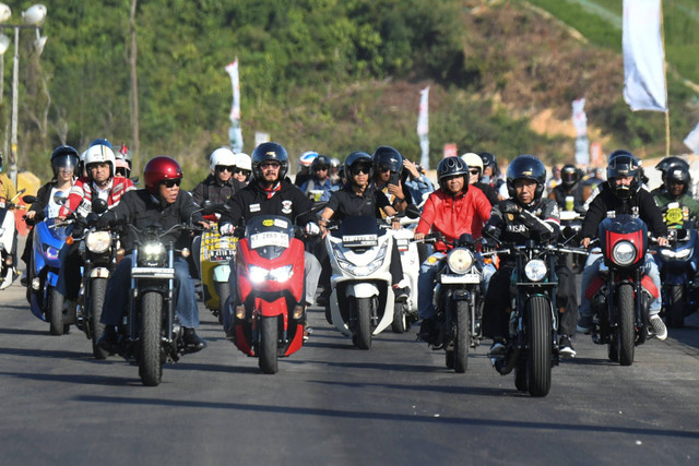 Presiden Joko Widodo mengendarai motor melewati Jalan Tol IKN di Balikpapan, Kalimantan Timur, Minggu (28/7/2024).  Foto: Hafidz Mubarak A/ ANTARA FOTO