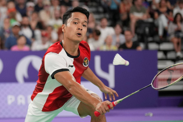 Tunggal putra Indonesia Anthony Sinisuka Ginting saat melawan tunggal Amerika Serikat Howard Shu pada babak penyisihan Grup H Olimpiade Paris 2024 di Porte De La Chapella Arena, Paris, Prancis, Minggu (28/7/2024). Foto: Dita Alangkara/AP PHOTO