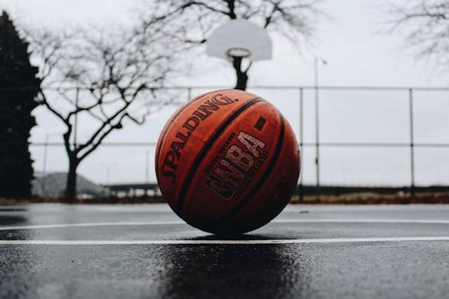 Salah satu teknik menembak dengan gaya melayang dalam bola basket disebut. Foto hanya ilustrasi. Sumber foto: Unsplash/TJ