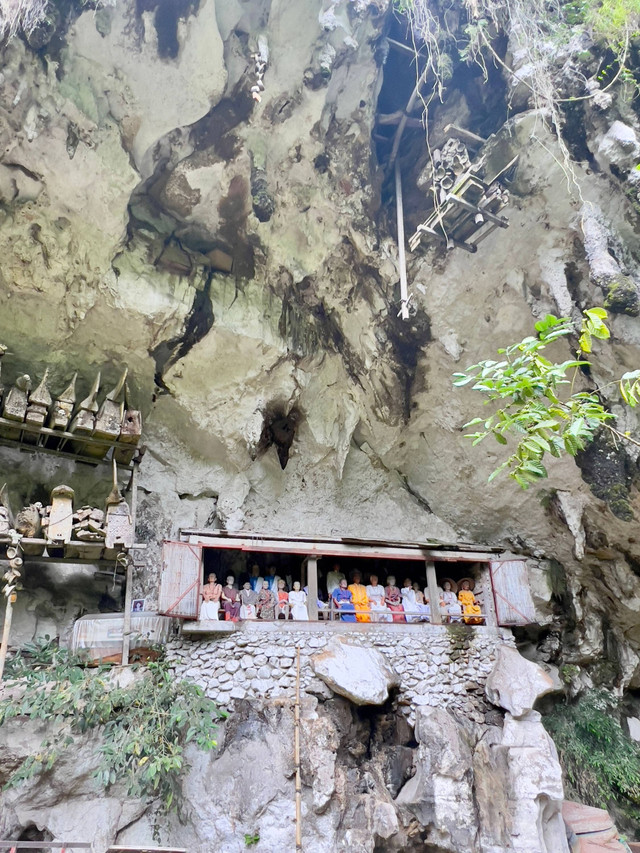 Pemakaman unik di Toraja. Foto: iik ganjar/Shutterstock