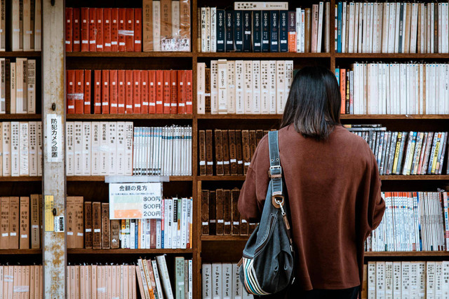 Toko Buku Cibadak Bandung.  Foto hanya ilustrasi bukan tempat sebenarnya. Sumber foto: Pexels/Abby Chung