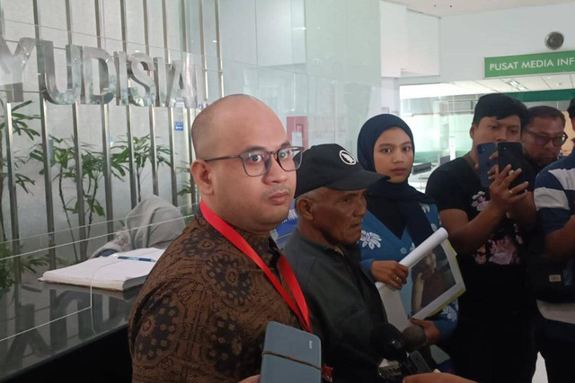 Kuasa hukum keluarga Dini Sera Afrianti mendatangi kantor Komisi Yudisial, Kramat Raya, Jakarta Pusat, Senin (29/7/2024). Foto: Fadlan Nuril Fahmi/kumparan