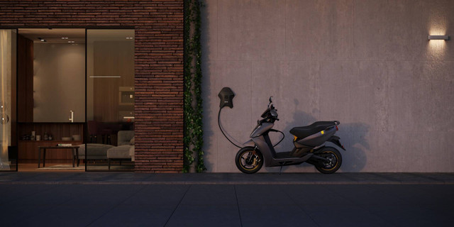 Ilustrasi charger motor listrik. Foto: Unsplash