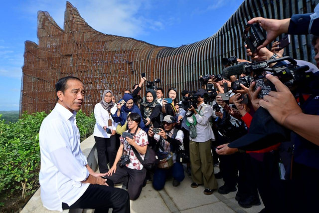 Presiden Jokowi meninjau Kompleks Istana Kepresidenan IKN, Senin (29/7/2024).  Foto: Muchlis Jr/Biro Pers Sekretariat Presiden